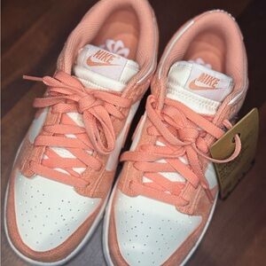 NIKE APRICOTS (NWT damaged box)
